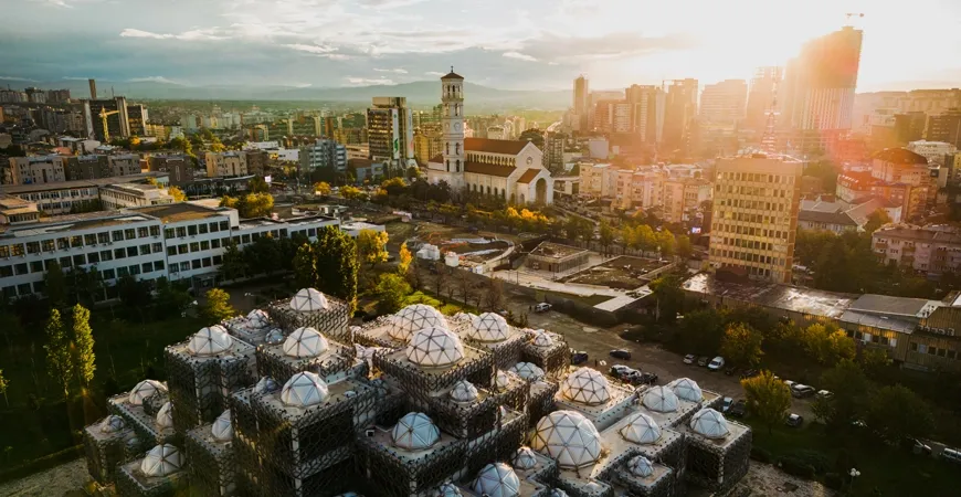 Prishtina – Das moderne Herz Kosovos voller Energie und Seele